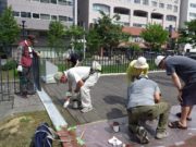 7月30日に行われたボランティアベンチ塗装でお助け隊が頑張っている様子