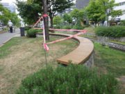 7月30日に行われたボランティアベンチ塗装終了後の養生の写真