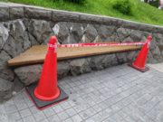 7月30日に行われたボランティアベンチ塗装終了後の養生の写真