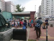 7月30日に行われたボランティアベンチ塗装の説明の様子