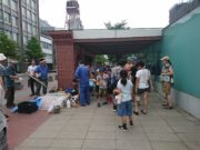 7月30日に行われたボランティアベンチ塗装の説明の様子