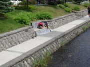 7月30日に行われたボランティアベンチ塗装で子供たちが塗っている様子