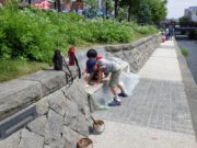 7月30日に行われたボランティアベンチ塗装で子供たちが塗っている様子