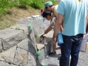 7月30日に行われたボランティアベンチ塗装で子供が塗っている様子