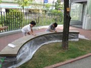 7月30日に行われたボランティアベンチ塗装で子供たちが塗っている様子