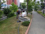 7月30日に行われたボランティアベンチ塗装で親子連れが塗っている様子