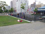 7月30日に行われたボランティアベンチ塗装で親子連れが塗っている様子