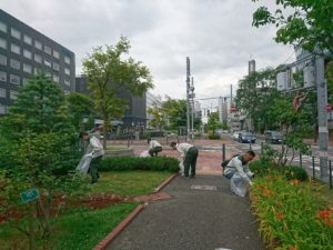 7月27日花火の翌日の園内の企業ボランティア清掃の様子