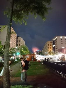 7月26日に開催された豊平川の花火大会の花火をt抜き二条広場越しに見る2