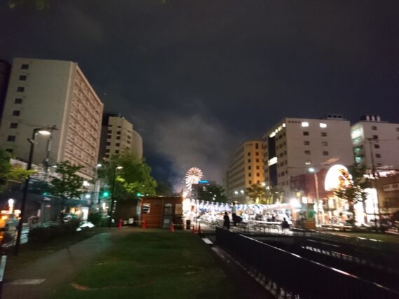 「雨の中の花火とごみ拾い」の画像