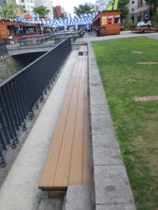 ベンチ塗装が終わりきれいになった狸二条北側の木製ベンチ