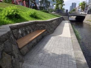 ベンチ塗装が終わりきれいになった南１条の木製ベンチ