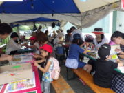 狸二条広場で開催した七夕会で飾りを作る様子