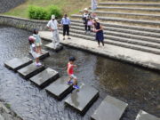 狸二条広場で開催した七夕会で作ったささぶねで遊ぶ様子