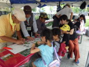 狸二条広場で開催した七夕会でささぶねを作る様子