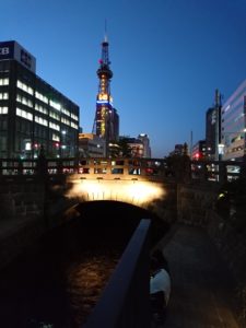 キャンドルストリームに合わせてライトアップされた創成橋