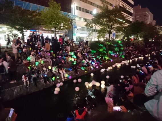 「キャンドルストリームで5000個の風船が創成川に流されました」の画像