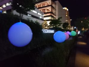 9月13日のキャンドルストリームオープニングで風船が川の上につるされる様子2