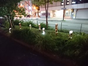 9月13日のキャンドルストリームオープニングで園路が飾られる様子