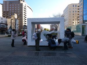 11月9日に安田侃彫刻「生誕」の清掃をするボランティア