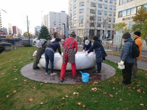 11月9日に安田侃彫刻「天秘」の清掃をするボランティア