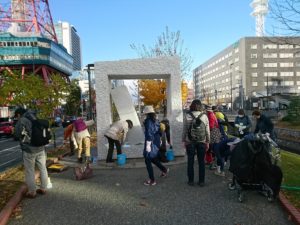 11月9日に安田侃彫刻「生棒」の清掃をするボランティア