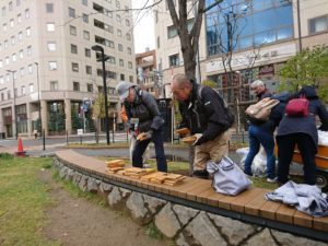 樹名板外しをする植物ボランティア3