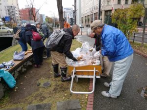 樹名板外しをする植物ボランティア4