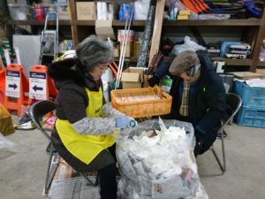 12月18日のお助け隊のロウソクづくりの様子2