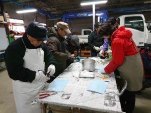 12月18日のお助け隊のロウソクづくりの様子3