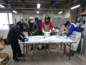 12月18日のお助け隊のロウソクづくりの様子4