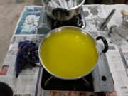 12月18日のお助け隊のロウソクづくりで鍋に溶かされたロウに黄色の着色をしたもの