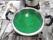 12月18日のお助け隊のロウソクづくりで鍋に溶かされたロウに緑色の着色をしたもの