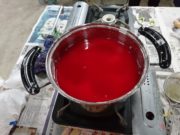 12月18日のお助け隊のロウソクづくりで鍋に溶かされたロウに赤色の着色をしたもの