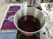 12月18日のお助け隊のロウソクづくりで鍋に溶かされたロウに紫色の着色をしたもの