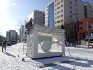 安田侃作品「生誕」のシート掛け作業の様子1