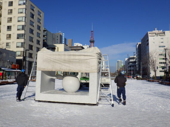 「安田侃彫刻作品冬ごもり」の画像