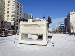 安田侃作品「生誕」のシート掛け作業の様子3