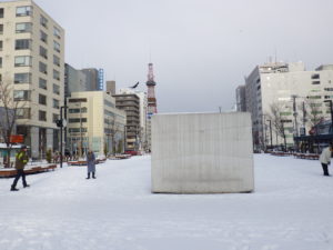 安田侃作品「生誕」の冬ごもりの様子