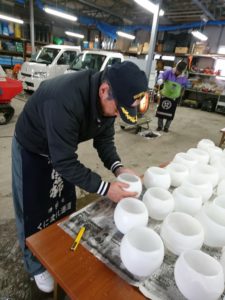 1月8日のお助け隊の活動でワックスボールを作る様子1