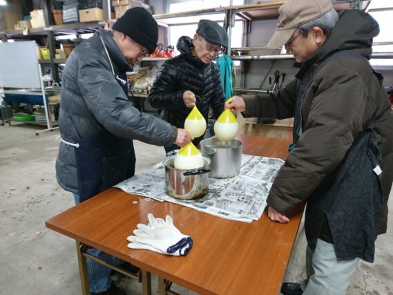 「お助け隊のワックスボールづくり」の画像