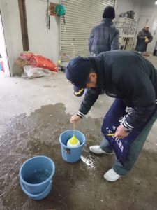 1月8日のお助け隊の活動でワックスボールを作る様子3