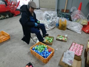 1月8日のお助け隊の活動でろうそくを作る様子