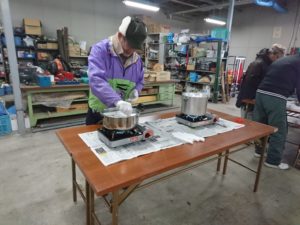 1月8日のお助け隊の活動でワックスボールを作る様子4