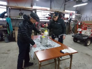 1月8日のお助け隊の活動でワックスボールを作る様子5