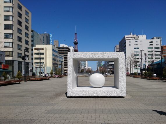 「安田侃氏彫刻作品のシートが外されました」の画像