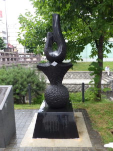 清掃後の開拓の広場の札幌建設の地碑