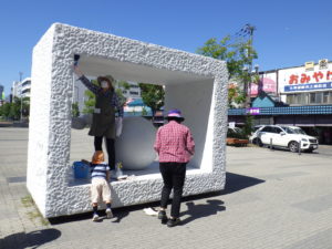 7月18日に行われた彫刻清掃ボランティアの活動で生誕を掃除する様子