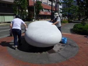 7月18日に行われた彫刻清掃ボランティアの活動で天秘を掃除する様子