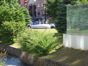 7月18日に行われた彫刻清掃ボランティアの活動で西側天秘を掃除する様子